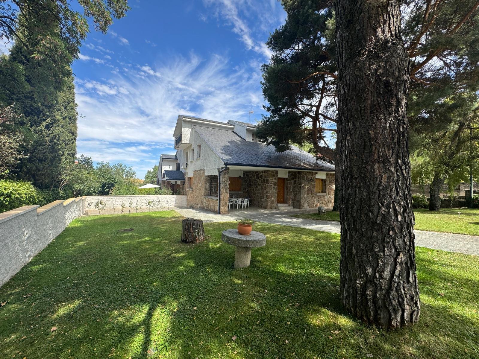 CHALET PAREADO en 