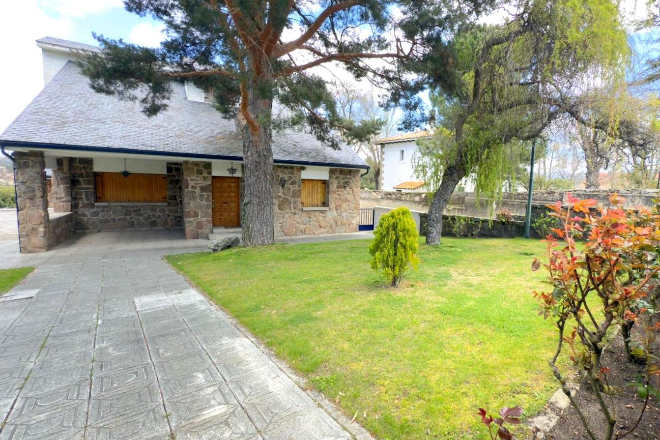 SEMI-DETACHED HOUSE in 