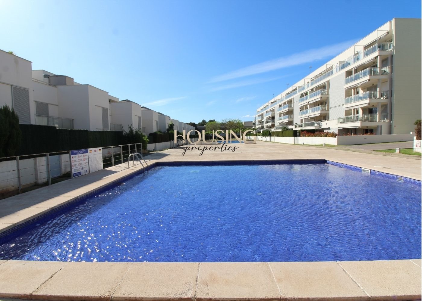 ADOSADO UNIFAMILIAR CON TERRAZAS Y JARDIN EN RESIDENCIAL CON PISCINAS 