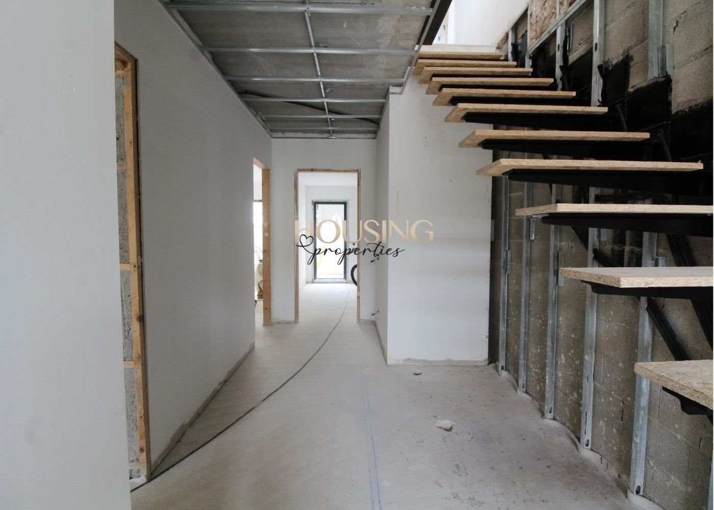 ADOSADO A ESTRENAR CON GARAJE Y TERRAZAS, EN EL PUEBLO DE LLUCMAJOR