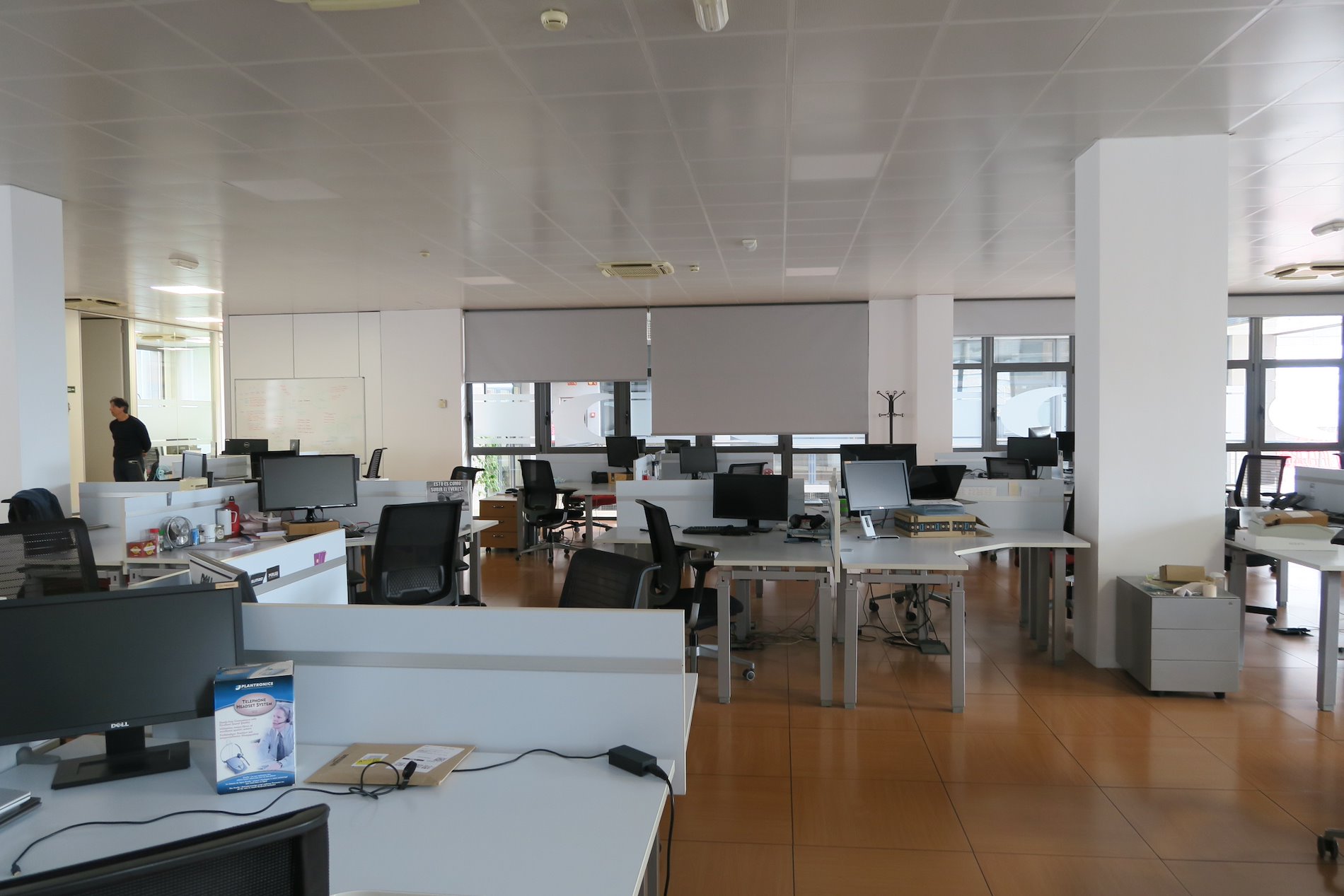 5 OFICINAS Y AMPLIO ALMACÉN EN PARC BIT