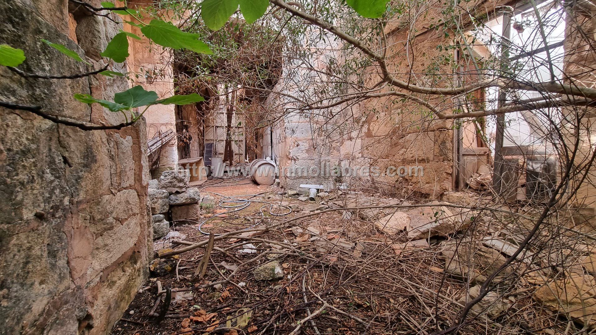 CASA DE PUEBLO CON GRAN CORRAL 