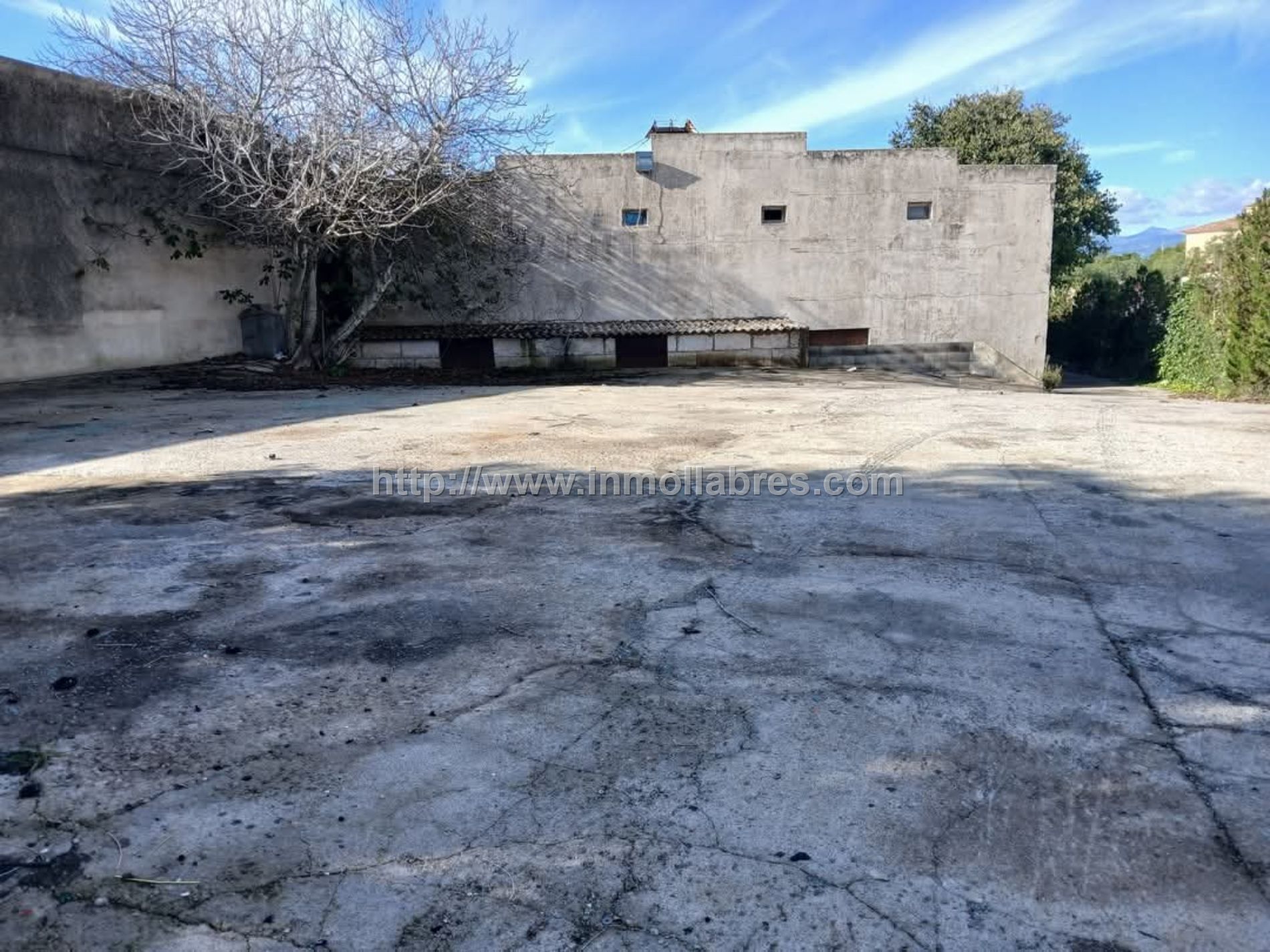 SE VENDE GRAN NAVE EN MURO