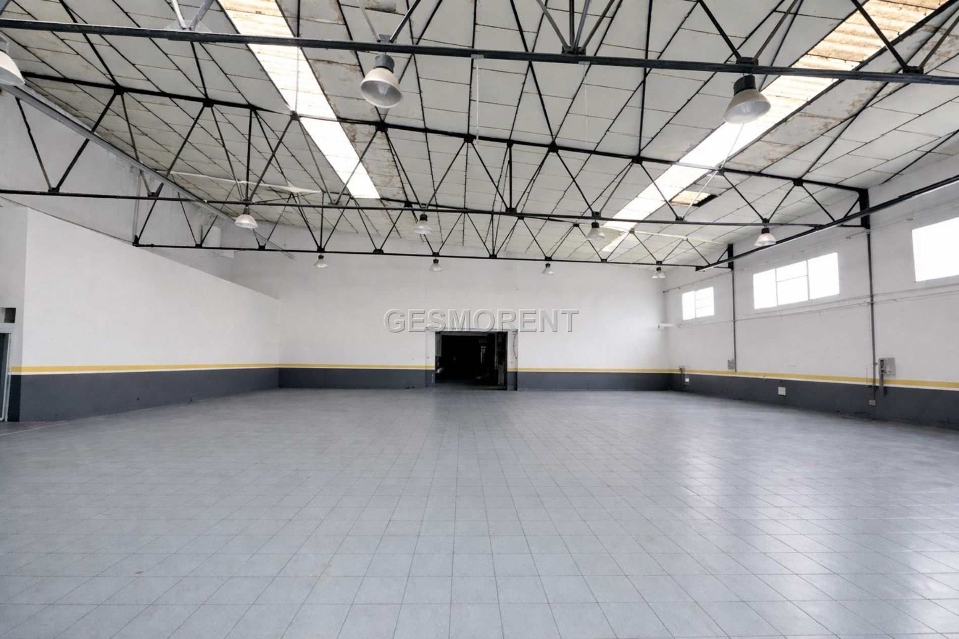 NAVE CON PATIO EN ALQUILER EN SA POBLA
