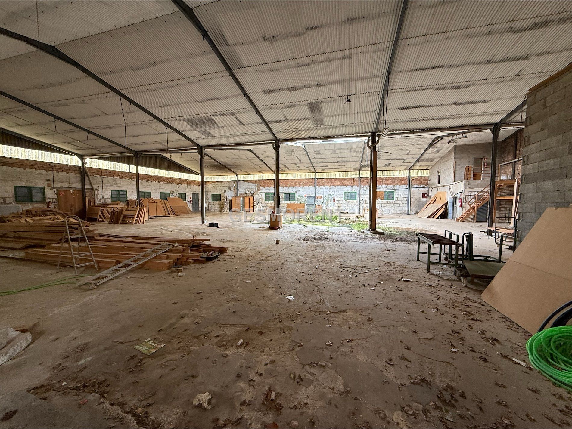 SOLAR URBANO CON NAVE INDUSTRIAL EN MANACOR