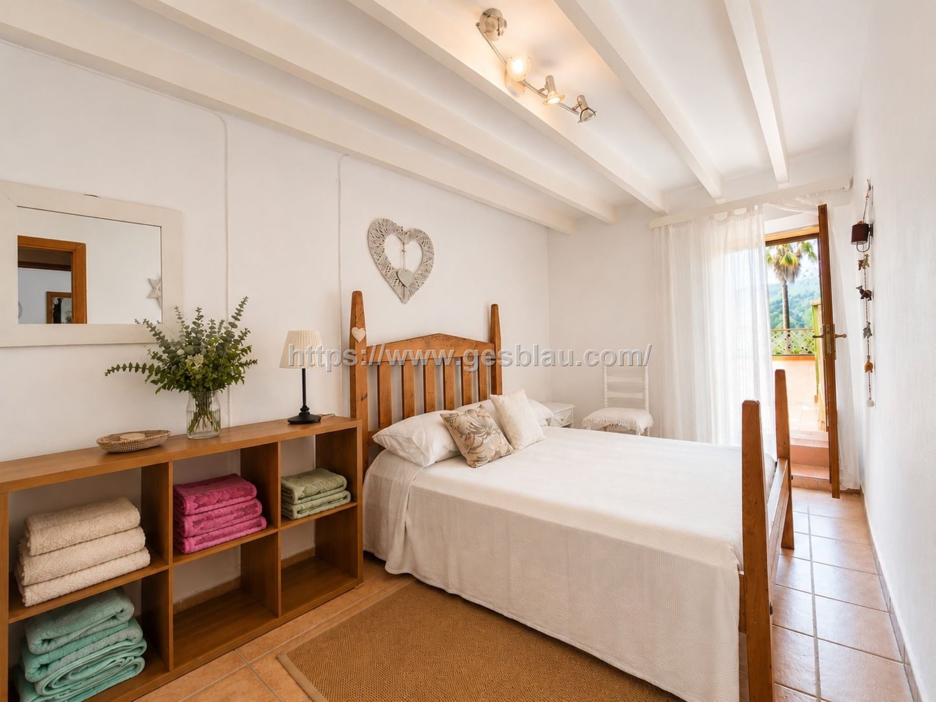 Casa con piscina y gran terraza