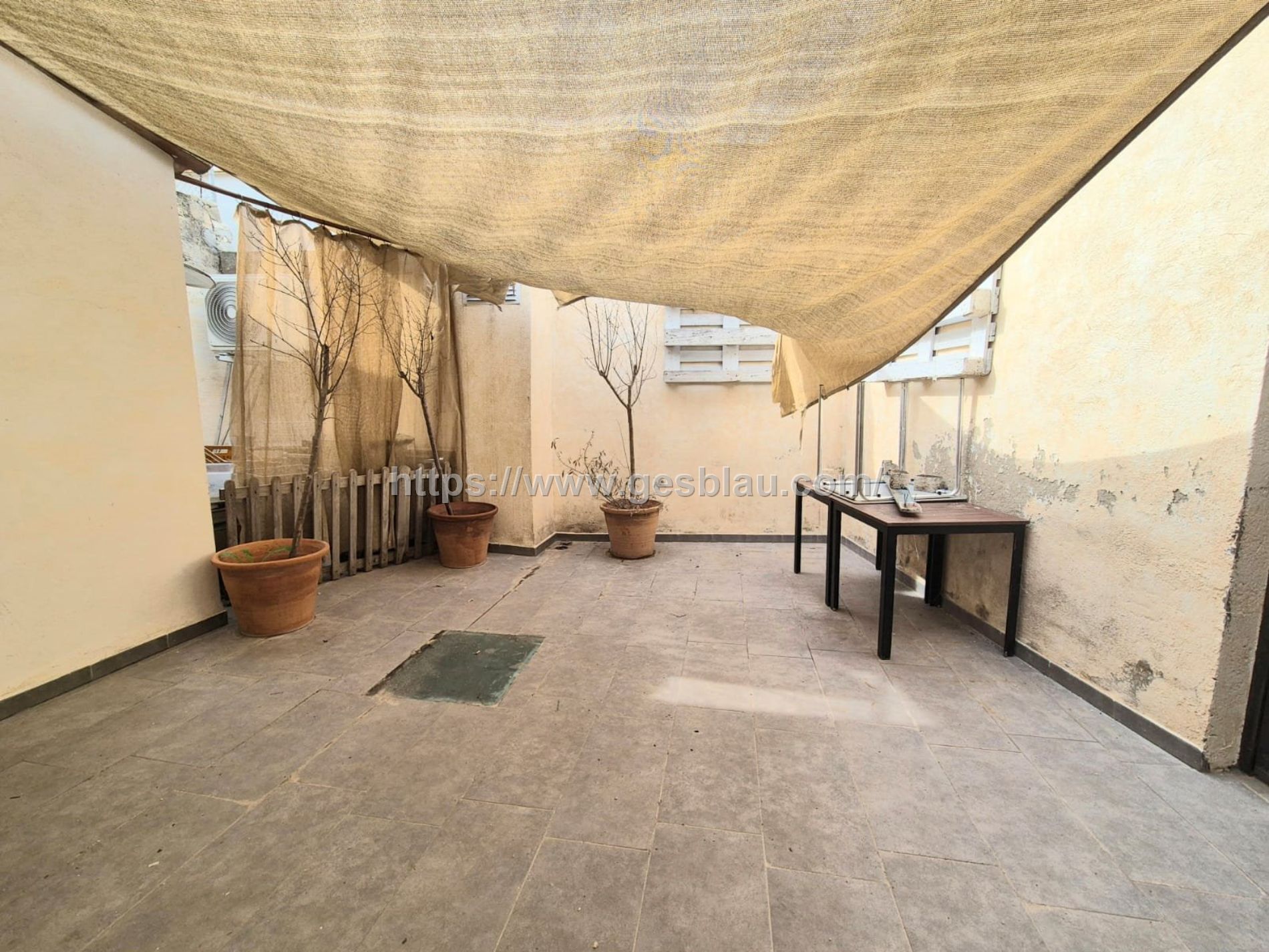 Piso con patio y un altillo