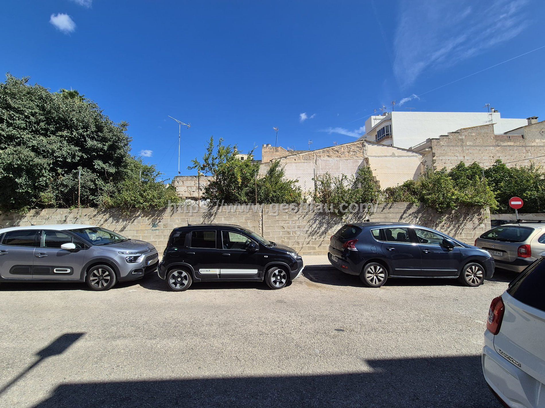 Solar edificable con orientación a dos calles