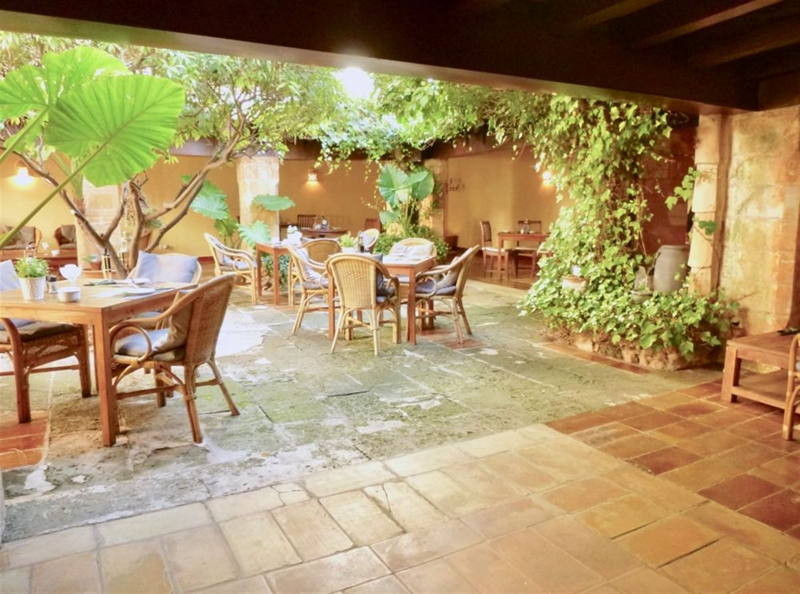 Impresionante casa señorial con restaurante y gran patio en Son Armadans