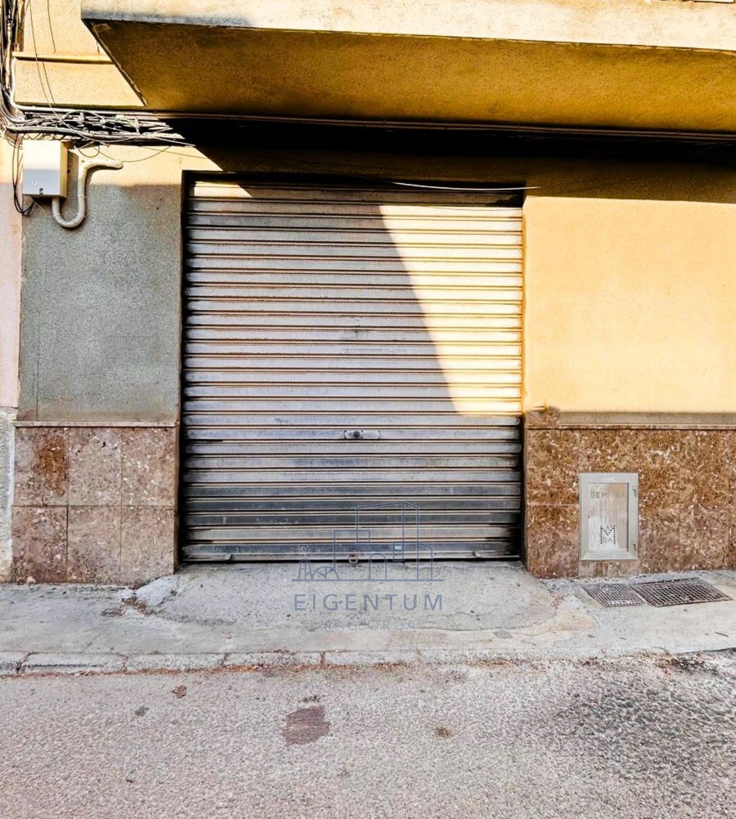 Amplia cochera privada de 41 m² con techos muy altos – ¡Ideal para profesionales y almacenamiento!