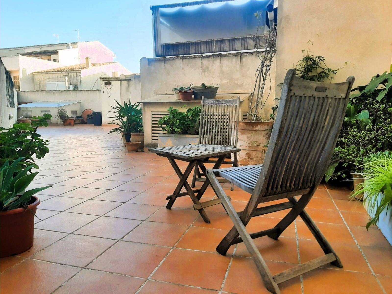 AMPLIO Y LUMINOSO PISO DE 4 HABITACIONES CON PATIO PRIVADO 