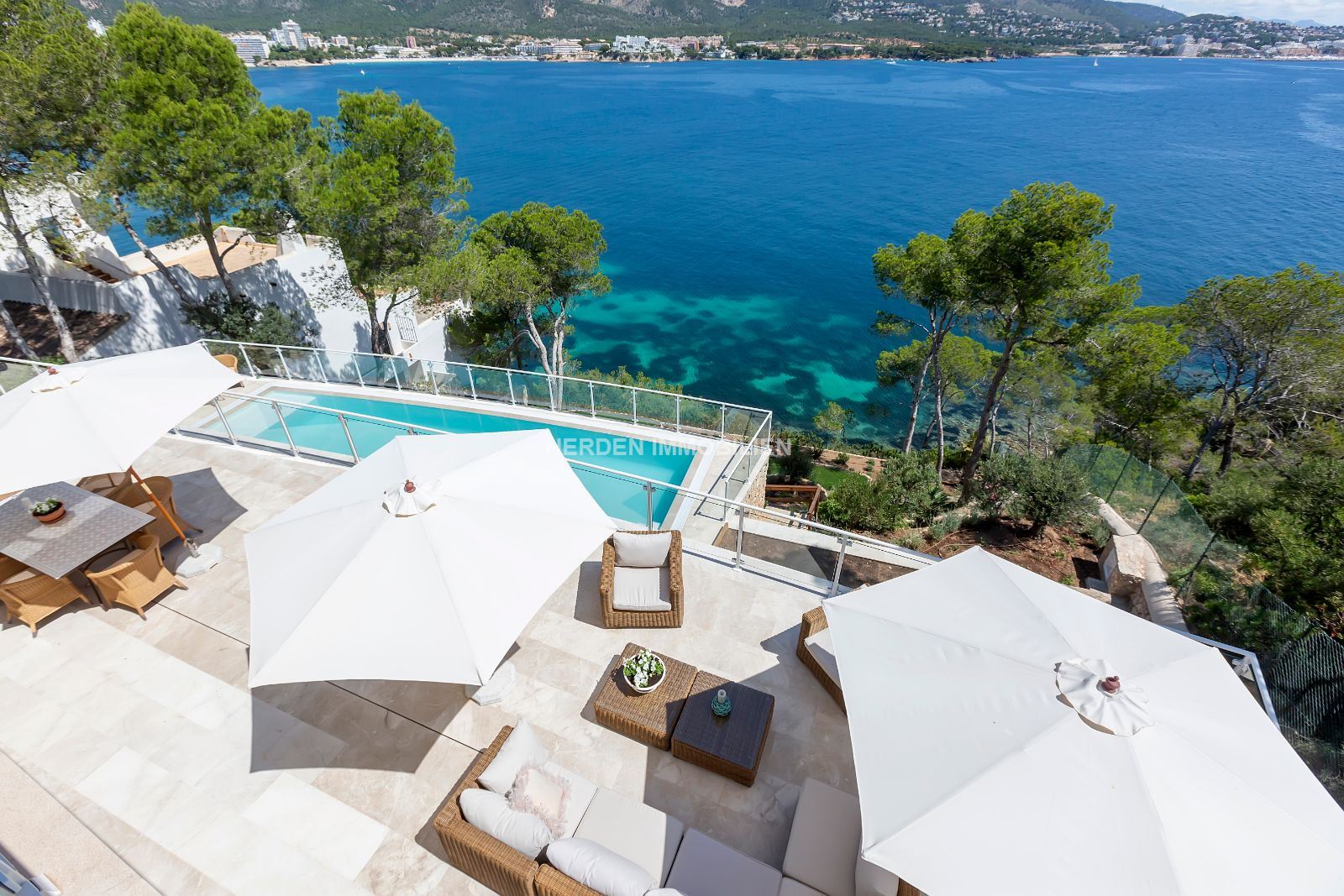 VILLA PRIMERA LINIA DE MAR PALMANOVA MALLORCA EN VENTA